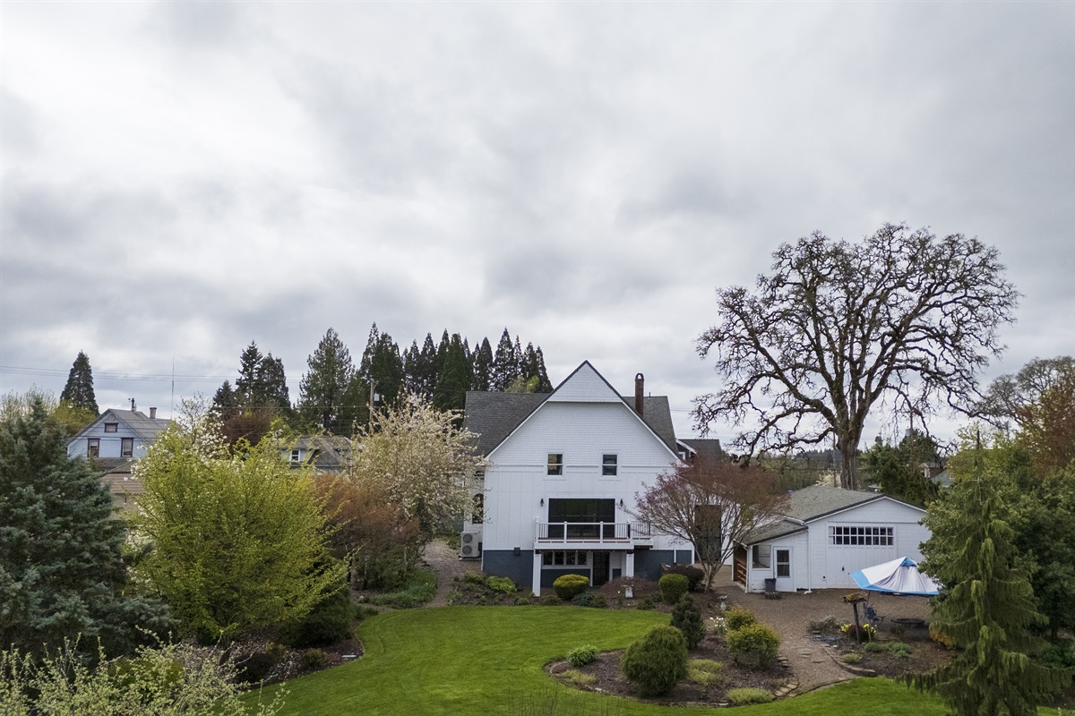 A rotating thumbnail of the house photo gallery